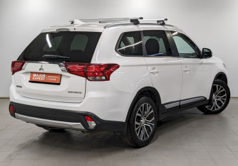 Подержанный автомобиль Mitsubishi Outlander 2018 года (5 фото)