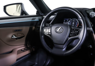 Подержанный автомобиль Lexus ES 2025 года (13 фото)