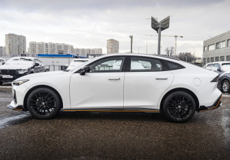 Подержанный автомобиль Changan UNI-V 2023 года (10 фото)