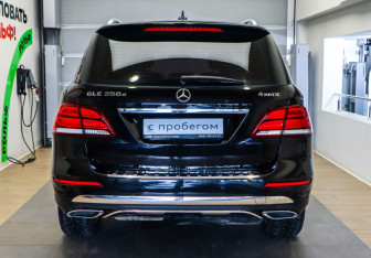 Подержанный автомобиль Mercedes-Benz GLE 2015 года (5 фото)