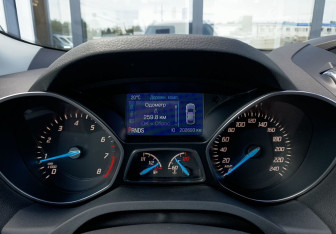 Подержанный автомобиль Ford Kuga 2014 года (24 фото)