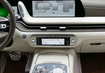 Подержанный автомобиль Genesis G90 2022 года (15 фото)