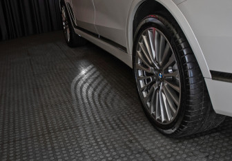 Подержанный автомобиль BMW X7 2019 года (36 фото)