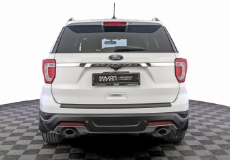 Подержанный автомобиль Ford Explorer 2018 года (6 фото)