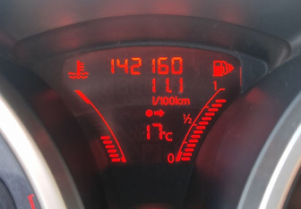 Подержанный автомобиль Nissan Juke 2011 года (17 фото)