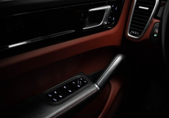 Подержанный автомобиль Porsche Cayenne 2021 года (14 фото)
