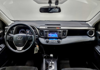 Подержанный автомобиль Toyota RAV4 2015 года (14 фото)
