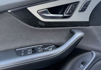 Подержанный автомобиль Audi Q7 2015 года (14 фото)