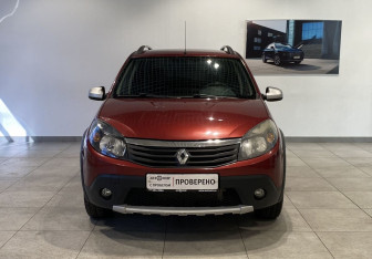 Подержанный автомобиль Renault Sandero 2013 года (2 фото)