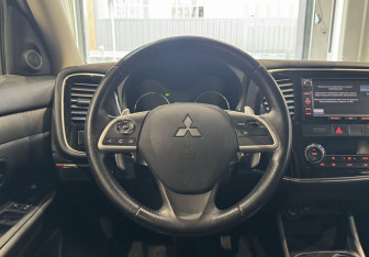 Подержанный автомобиль Mitsubishi Outlander 2013 года (14 фото)