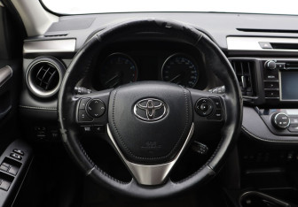 Подержанный автомобиль Toyota RAV4 2016 года (14 фото)