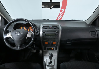 Подержанный автомобиль Toyota Corolla Sedan 2008 года (8 фото)