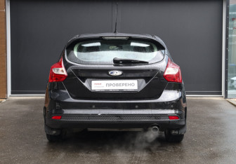 Подержанный автомобиль Ford Focus Hatchback 2011 года (6 фото)
