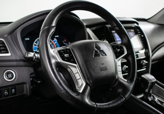 Подержанный автомобиль Mitsubishi Pajero Sport 2021 года (13 фото)