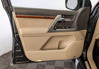 Подержанный автомобиль Toyota Land Cruiser Suv 2013 года (19 фото)