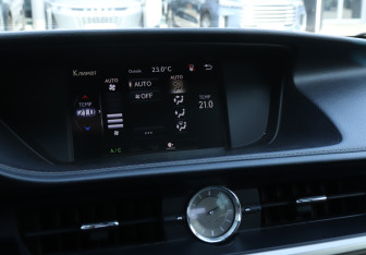 Подержанный автомобиль Lexus ES 2015 года (19 фото)