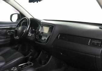 Подержанный автомобиль Mitsubishi Outlander 2016 года (6 фото)