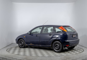 Подержанный автомобиль Ford Focus Sedan 2003 года (7 фото)