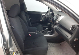 Подержанный автомобиль Toyota RAV4 2007 года (10 фото)