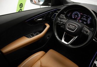 Подержанный автомобиль Audi Q8 2019 года (17 фото)