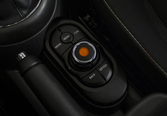 Подержанный автомобиль MINI Hatch 2020 года (16 фото)