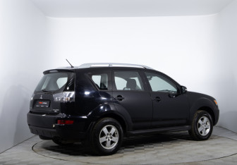 Подержанный автомобиль Mitsubishi Outlander 2010 года (5 фото)