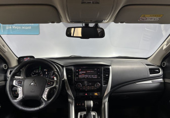 Подержанный автомобиль Mitsubishi Pajero Sport 2017 года (12 фото)