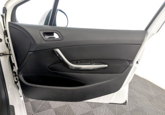 Подержанный автомобиль Peugeot 308 Hatchback 2011 года (24 фото)