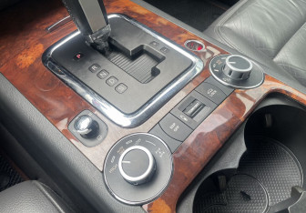 Подержанный автомобиль Volkswagen Touareg 2006 года (16 фото)