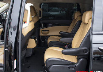 Подержанный автомобиль Kia Carnival 2021 года (10 фото)