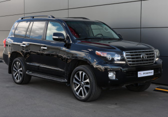 Подержанный автомобиль Toyota Land Cruiser Suv 2013 года (3 фото)