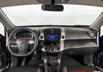 Подержанный автомобиль Toyota RAV4 2011 года (10 фото)