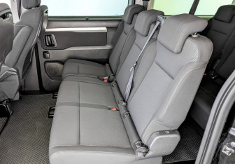 Подержанный автомобиль Peugeot Traveller 2022 года (12 фото)