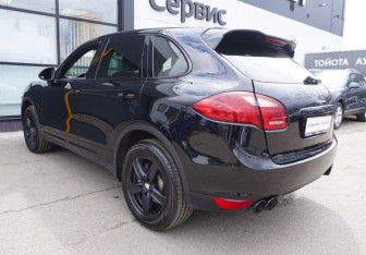 Подержанный автомобиль Porsche Cayenne 2011 года (7 фото)