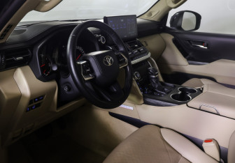 Подержанный автомобиль Toyota Land Cruiser Suv 2021 года (15 фото)