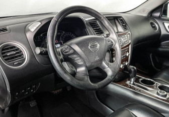 Подержанный автомобиль Nissan Pathfinder 2015 года (13 фото)