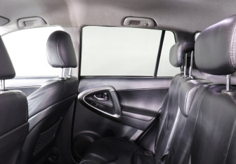 Подержанный автомобиль Toyota RAV4 2010 года (12 фото)