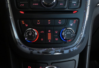 Подержанный автомобиль Opel Mokka 2014 года (16 фото)