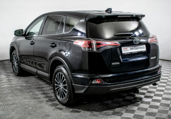 Подержанный автомобиль Toyota RAV4 2016 года (7 фото)