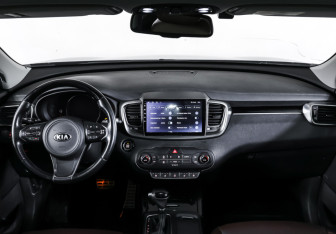Подержанный автомобиль Kia Sorento 2017 года (14 фото)