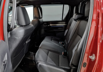 Подержанный автомобиль Toyota Hilux 2020 года (18 фото)
