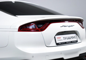 Подержанный автомобиль Kia Stinger 2018 года (16 фото)