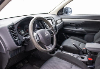 Подержанный автомобиль Mitsubishi Outlander 2014 года (10 фото)