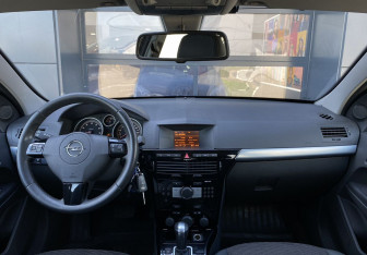 Подержанный автомобиль Opel Astra Sedan 2013 года (11 фото)
