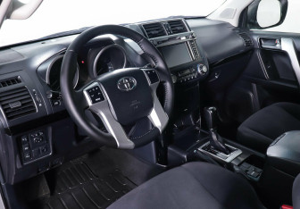 Подержанный автомобиль Toyota Land Cruiser Prado 2015 года (12 фото)