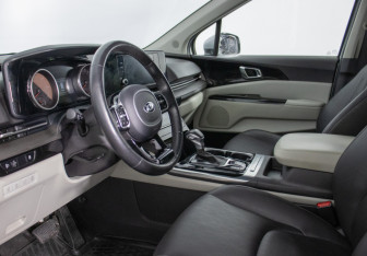 Подержанный автомобиль Kia Carnival 2021 года (8 фото)