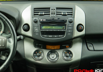Подержанный автомобиль Toyota RAV4 2011 года (12 фото)
