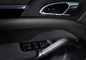 Подержанный автомобиль Porsche Cayenne 2017 года (18 фото)
