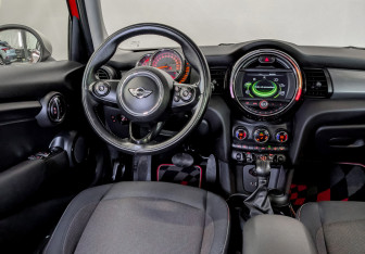 Подержанный автомобиль MINI Hatch 2017 года (28 фото)