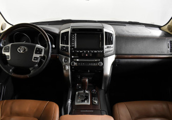 Подержанный автомобиль Toyota Land Cruiser Suv 2015 года (10 фото)
